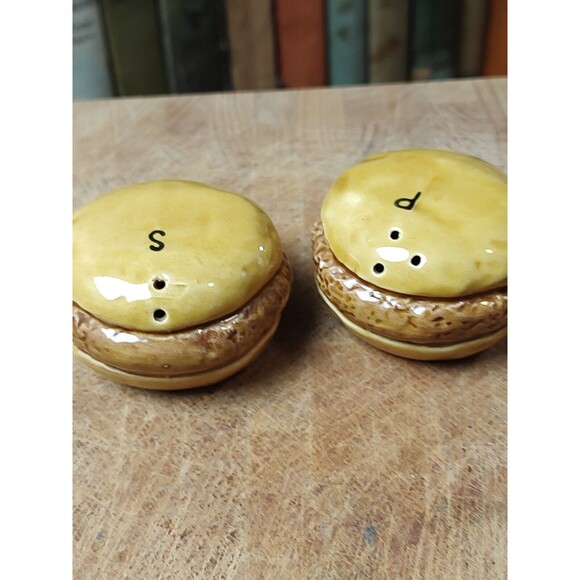 Vintage Kitchy Hamburger Salt And Pepper Shaker Set - Picture 10 of 11